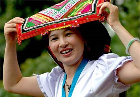黒タイ族女性のPieuという頭巾 - ảnh 1