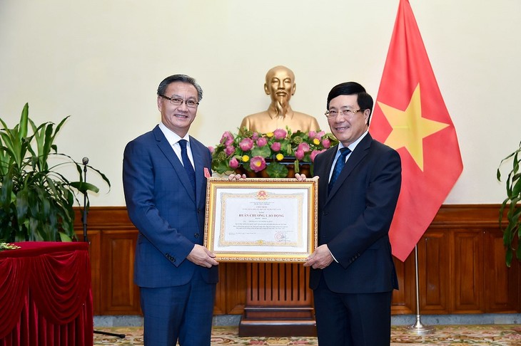 ベトナム、ラオスの大使に労働勲章を授与 - ảnh 1