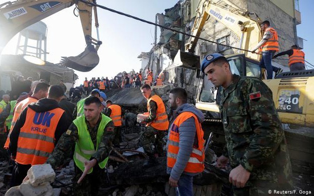 アルバニア地震、死者２８人に　懸命の救助続く - ảnh 1