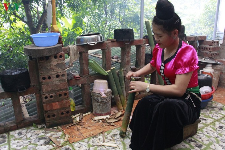 タイ族の伝統料理「アヒルの竹焼き」とは - ảnh 1
