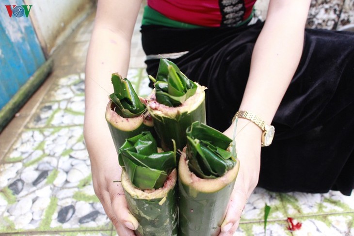 タイ族の伝統料理「アヒルの竹焼き」とは - ảnh 2