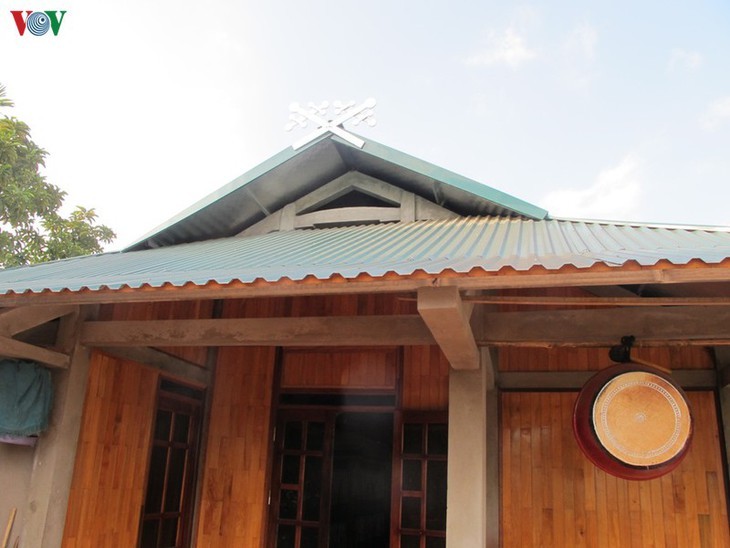 黒タイ族の家の屋根につけられるシンボル「Khau cut」とは - ảnh 1