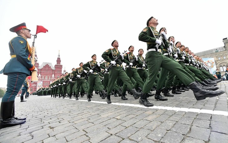 プーチン大統領 戦勝記念の軍事パレード ６月実施で準備指示 - ảnh 1