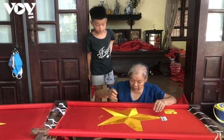旗を縫い付けるトウバン（Từ Vân）村 - ảnh 1