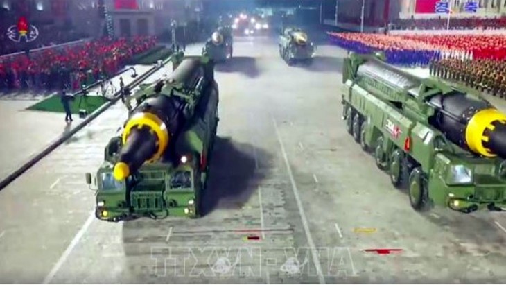 朝鮮の新型ミサイル「従来の装備では対処困難」＝加藤官房長官 - ảnh 1