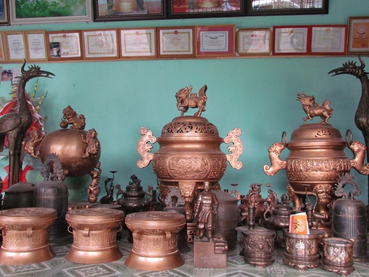 銅を鋳造するロントゥオン村 - ảnh 3