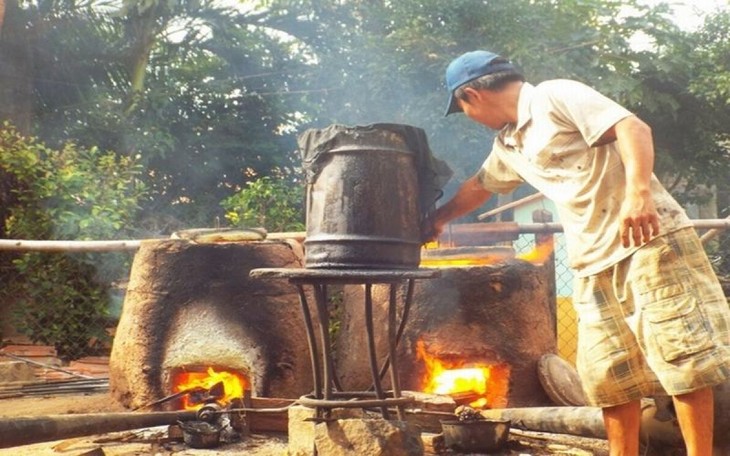 銅を鋳造するロントゥオン村 - ảnh 1