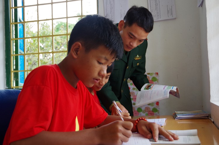 少数民族の子どもの教育を支援するライチャウ省の国境警備部隊 - ảnh 2