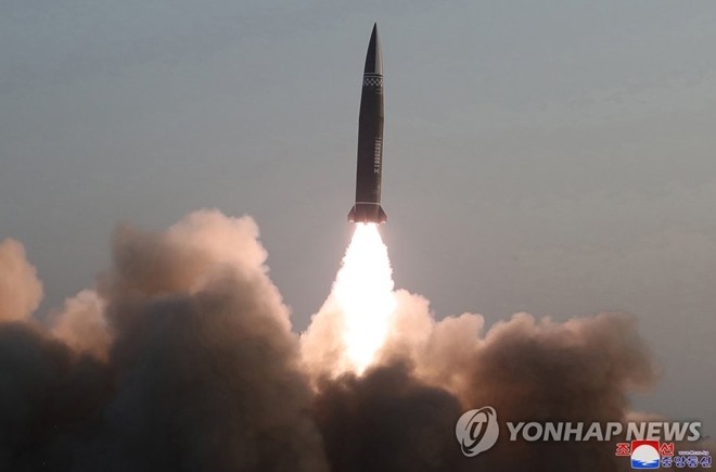 朝鮮、弾道ミサイルを連続で発射 - ảnh 1