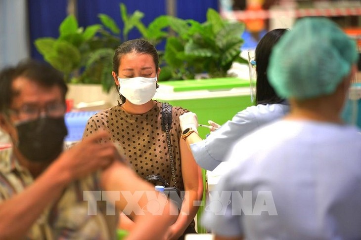 タイ保健当局が制限緩和発表するも飲食店からは不満の声 - ảnh 1