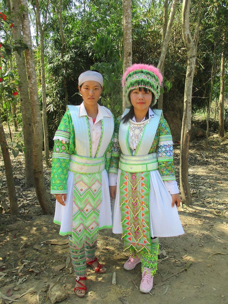 白モン族の女性の独特な衣装 - ảnh 1