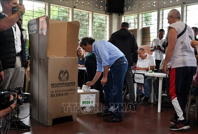 左派元ゲリラが首位で決選投票へコロンビア大統領選 - ảnh 1