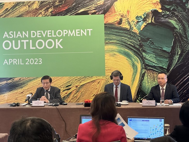 ADB 2023年ベトナムの成長率が6.5％に達すると予測 - ảnh 1