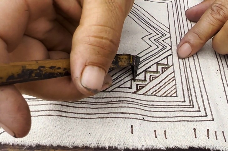 ライチャウ省のモン族 蜜蝋で布の模様を描く職人技を受け継ぐ - ảnh 1