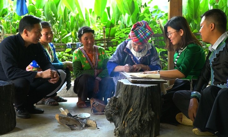 ライチャウ省のモン族 蜜蝋で布の模様を描く職人技を受け継ぐ - ảnh 2