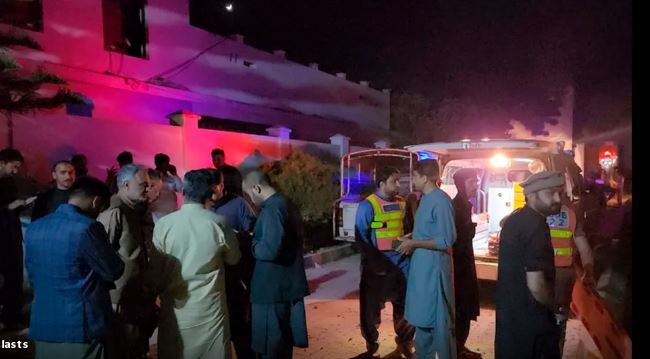 警察施設で爆発、１２人死亡　建物倒壊、事故との見方も―パキスタン - ảnh 1