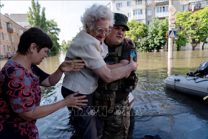 ＷＨＯ、ウクライナに緊急物資　洪水地域の健康リスクに備え - ảnh 1