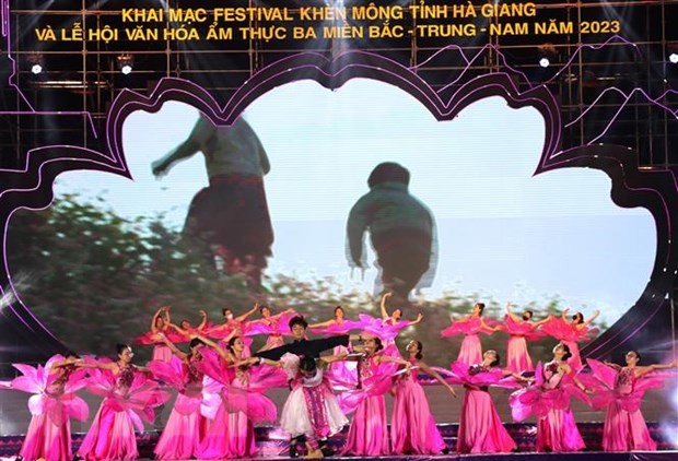 ハザン省の少数民族モン族の横笛「ケン」フェスティバル 開幕 - ảnh 1