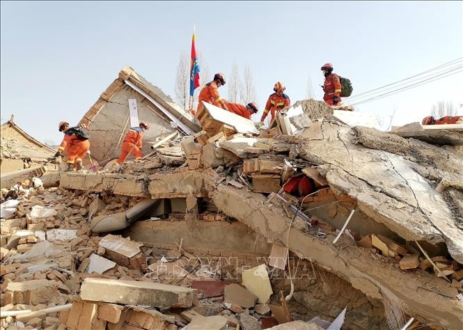 中国内陸部地震 死者131人 不明16人 支援物資の不足が課題に - ảnh 1