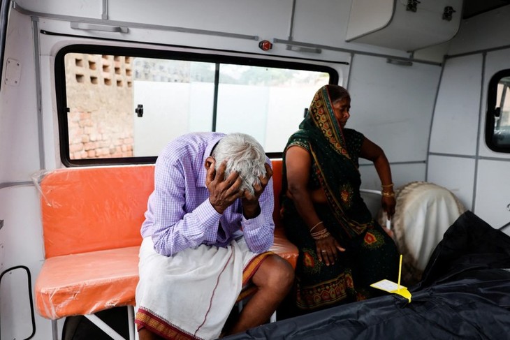 インドの転倒事故、死者１２１人に　ほとんどが女性　北部の宗教行事で - ảnh 1