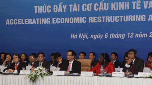 Vietnam sedang melaksanakan reformasi perekonomian yang tepat arah untuk berkembang - ảnh 1