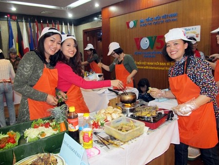 Lomba memasak menyambut Hari Wanita Internasional di VOV5 - ảnh 1