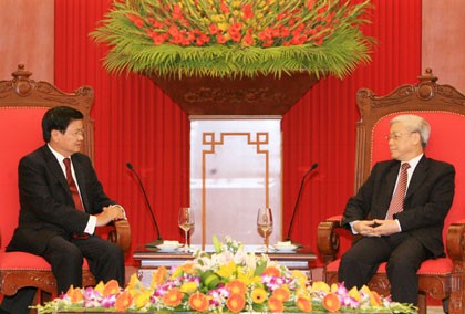 Sekjen Nguyen Phu Trong  dan PM Nguyen Tan Dung menerima Deputi PM, Menlu  Laos Thongloun Sisoulith - ảnh 1