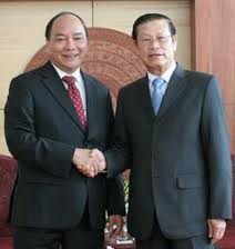 Deputi PM Laos Somsavat Lengsavath berkunjung di kota Ho Chi Minh. - ảnh 1