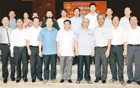 Sekjen KS PKV Nguyen Phu Trong melakukan kontak dengan  pemilih kabupaten kota Tay Ho, kota Hanoi - ảnh 1