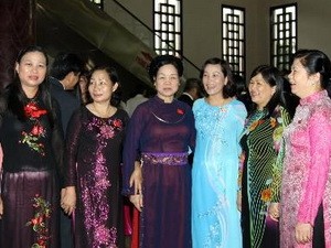Pertemuan dengan para anggota wanita Majelis Nasional Vietnam angkatanke-13 - ảnh 1