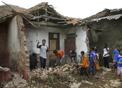 Gempa bumi  kuat di dekat Jakarta, ibukota Indonesia. - ảnh 1
