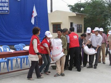 Lembaga Palang Merah Vietnam  memberikan sumbangan    besar  pada usaha kemanusiaan Tanah Air - ảnh 1