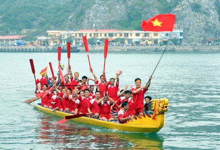 Lomba Pecun atau Festival Mendayung Perahu Naga di Vietnam - ảnh 1