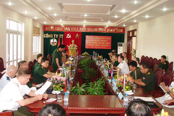 Atase Militer asing di Vietnam memberikan apresiasi terhadap politik  bangsa dan  kebebasan beragama Vietnam - ảnh 1