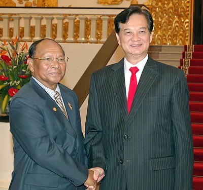 Presiden Vietnam Truong Tan Sang dan PM Nguyen Tan Dung menerima Ketua Parlemen Kerajaan Kamboja Heng Samrin - ảnh 2