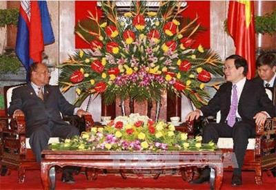 Presiden Vietnam Truong Tan Sang dan PM Nguyen Tan Dung menerima Ketua Parlemen Kerajaan Kamboja Heng Samrin - ảnh 1