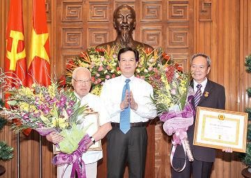 Memberikan Medali 75 tahun dan 50 tahun keanggotaan Partai kepada para mantan pemimpin  Partai Komunis Vietnam - ảnh 1