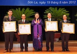 Banyak perseorangan dan kolektif  di provinsi Son La  mendapat  Bintang  dan Medali Persahabatan Vietnam-Laos - ảnh 1