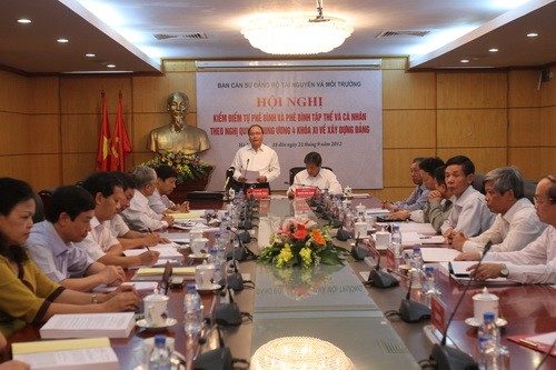 Deputi PM Vietnam Nguyen Xuan Phuc menghadiri Konferensi otokritik dan kritik badan kader teras  Partai Komunis Kementerian Kekayaan Alam dan Lingkungan hidup. - ảnh 1