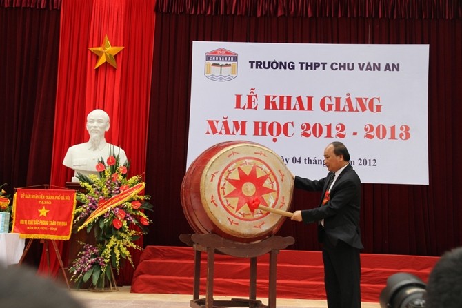 Deputi PM Vietnam Nguyen Xuan Phuc  menghadiri upaca pembukaan tahun kuliah  baru di Sekolah Tinggi Perdagangan Luar Negeri  Hanoi - ảnh 1