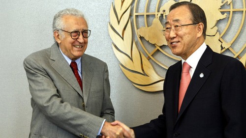 Sekjen PBB  Ban Ki-moon mengadakan pembicaraan tentang  situasi Suriah dengan Utusan Khusus  Internasional Lakhdar  Brahimi - ảnh 1
