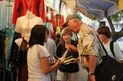 Berbelanja  di sektor kota kuno Hanoi - ảnh 2