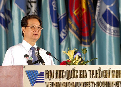 PM Vietnam Nguyen Tan Dung  menghadiri upacara pembukan tahun kuliah baru di Univervistas Nasional kota Ho Chi MInh - ảnh 1