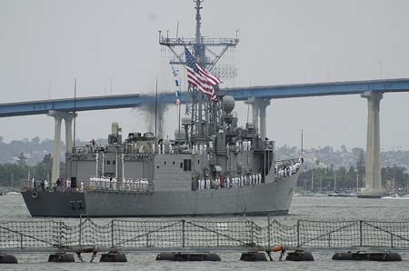 Kapal perang Amerika tiba di Kamboja untuk  ikut serta pada  latihan perang  angkatan laut  bersama - ảnh 3