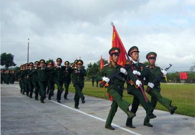 Mecanangkan  kompetisi  klimaks di seluruh  tentara dengan tema: “Gema Dien Bien Phu di udara”. - ảnh 1