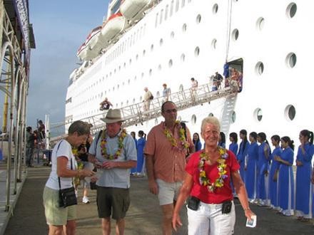Perusahaan Saigontourist menyambut  kedatangan 2400 wisatawan  lewat  jalan laut - ảnh 1