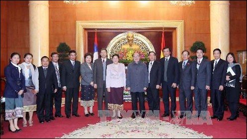 Ketua MN Vietnam Nguyen Sinh Hung menerima Ketua Parlemen Laos - ảnh 1