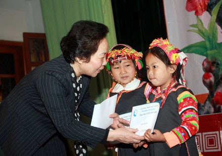 Wapres  Vietnam, Nguyen Thi Doan mengunjungi dan memberikan bingkisan  kepada pelajar miskin di provinsi Lai Chau - ảnh 1