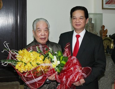 PM Vietnam Nguyen Tan Dung mengunjungi dan menyampaikan ucapan selamat Tahun Baru kepada para mantan pemimpin Partai Komunis dan Negara                    - ảnh 1