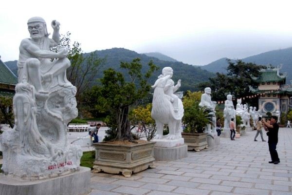 Pagoda Linh Ung –Lapangan pantai But- salah satu diantara  tempat-tempat wisata spiritualitas yang  terkenal di kota Da Nang  - ảnh 2